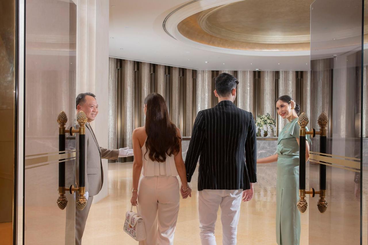The Landmark Bangkok Luaran gambar Concierge service at a hotel