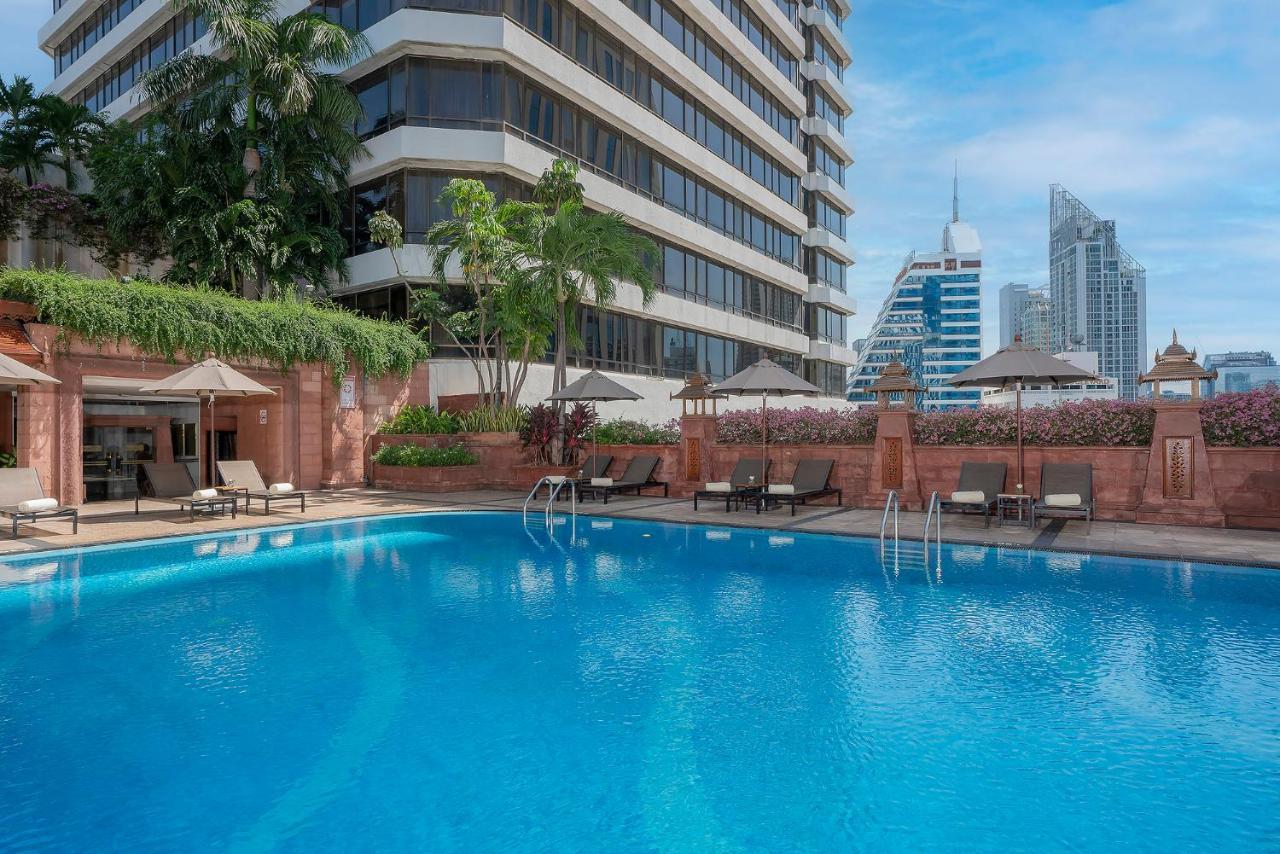 The Landmark Bangkok Luaran gambar The swimming pool at the hotel