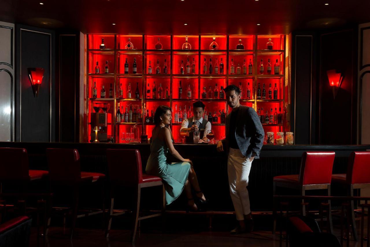 The Landmark Bangkok Luaran gambar The bar at the hotel
