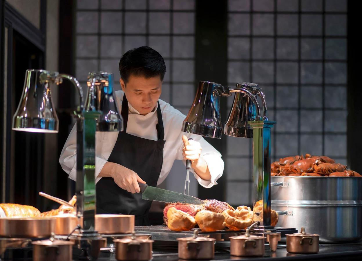The Landmark Bangkok Luaran gambar A dim sum chef at work