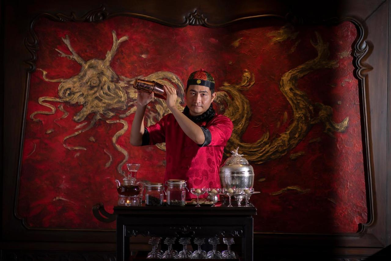 The Landmark Bangkok Luaran gambar A bartender at work