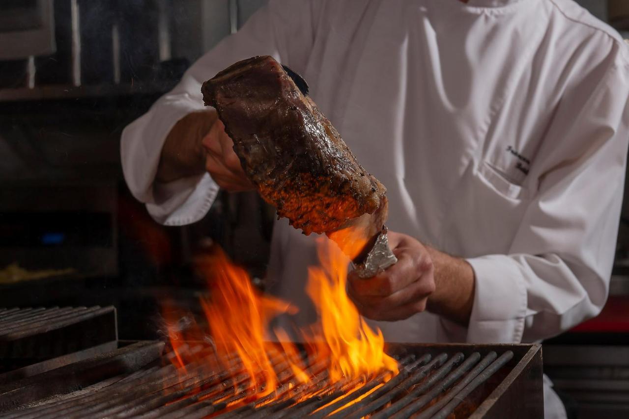 The Landmark Bangkok Luaran gambar A chef searing a steak