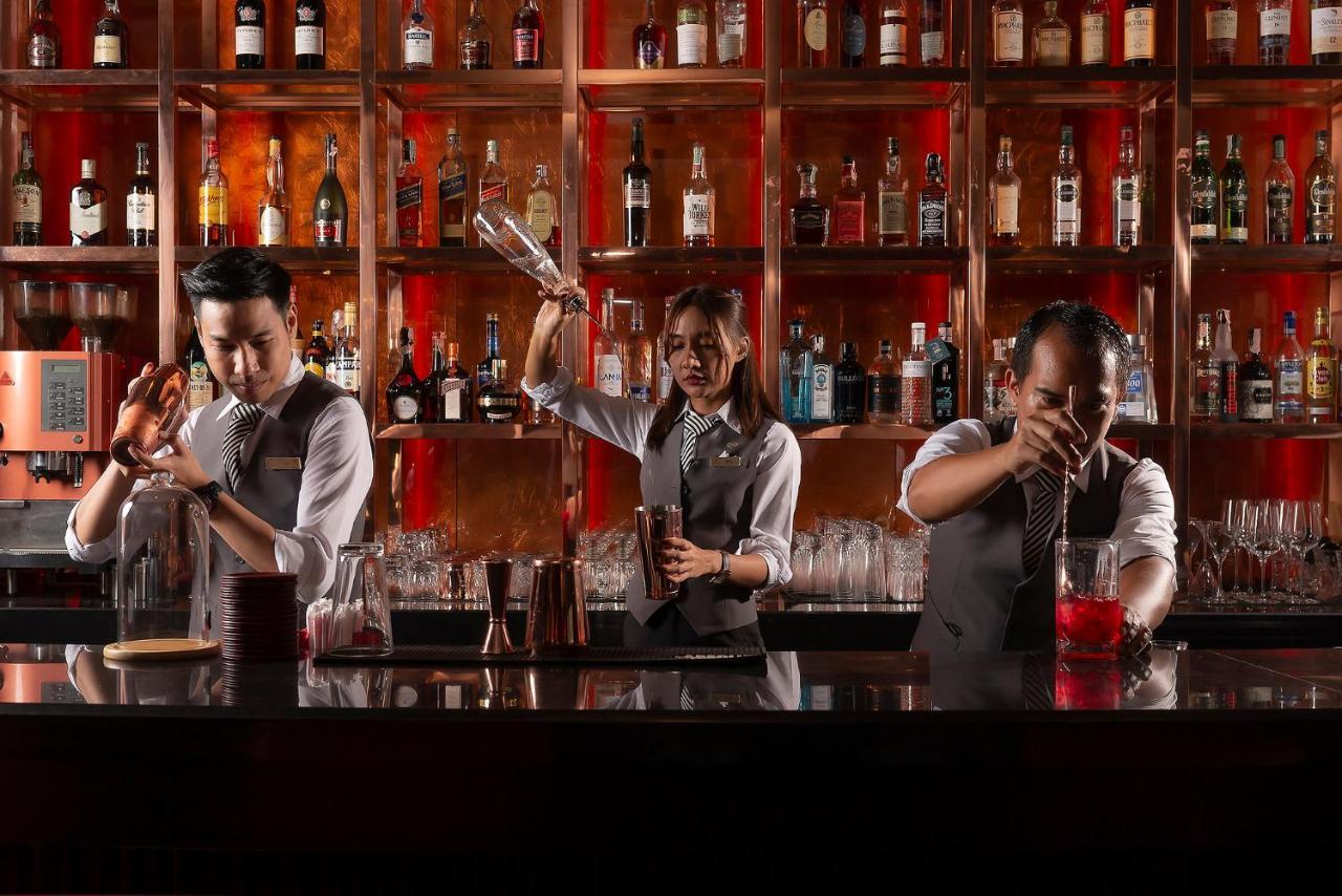 The Landmark Bangkok Luaran gambar Bartenders at work