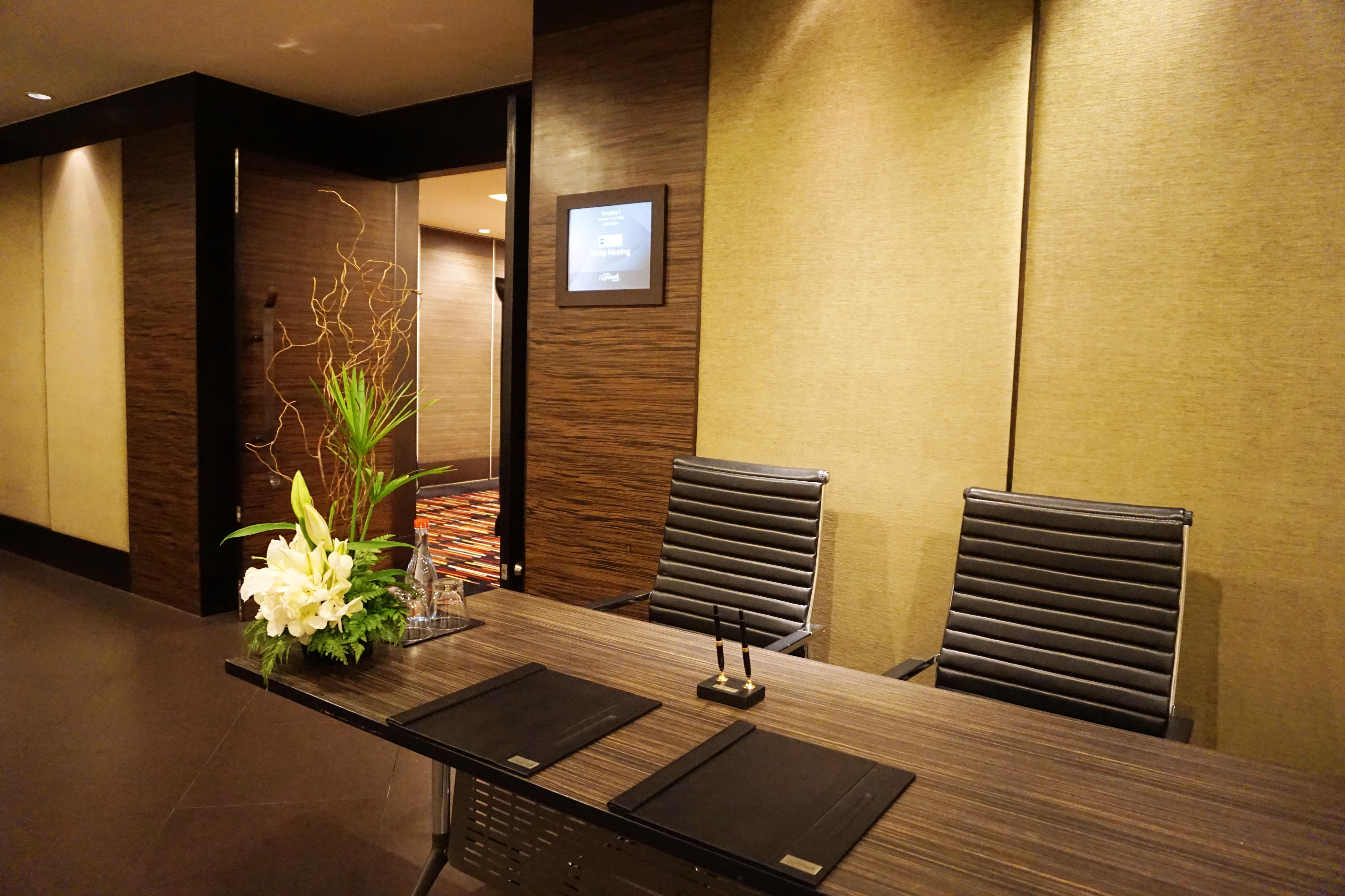 The Landmark Bangkok Luaran gambar A meeting room at a hotel