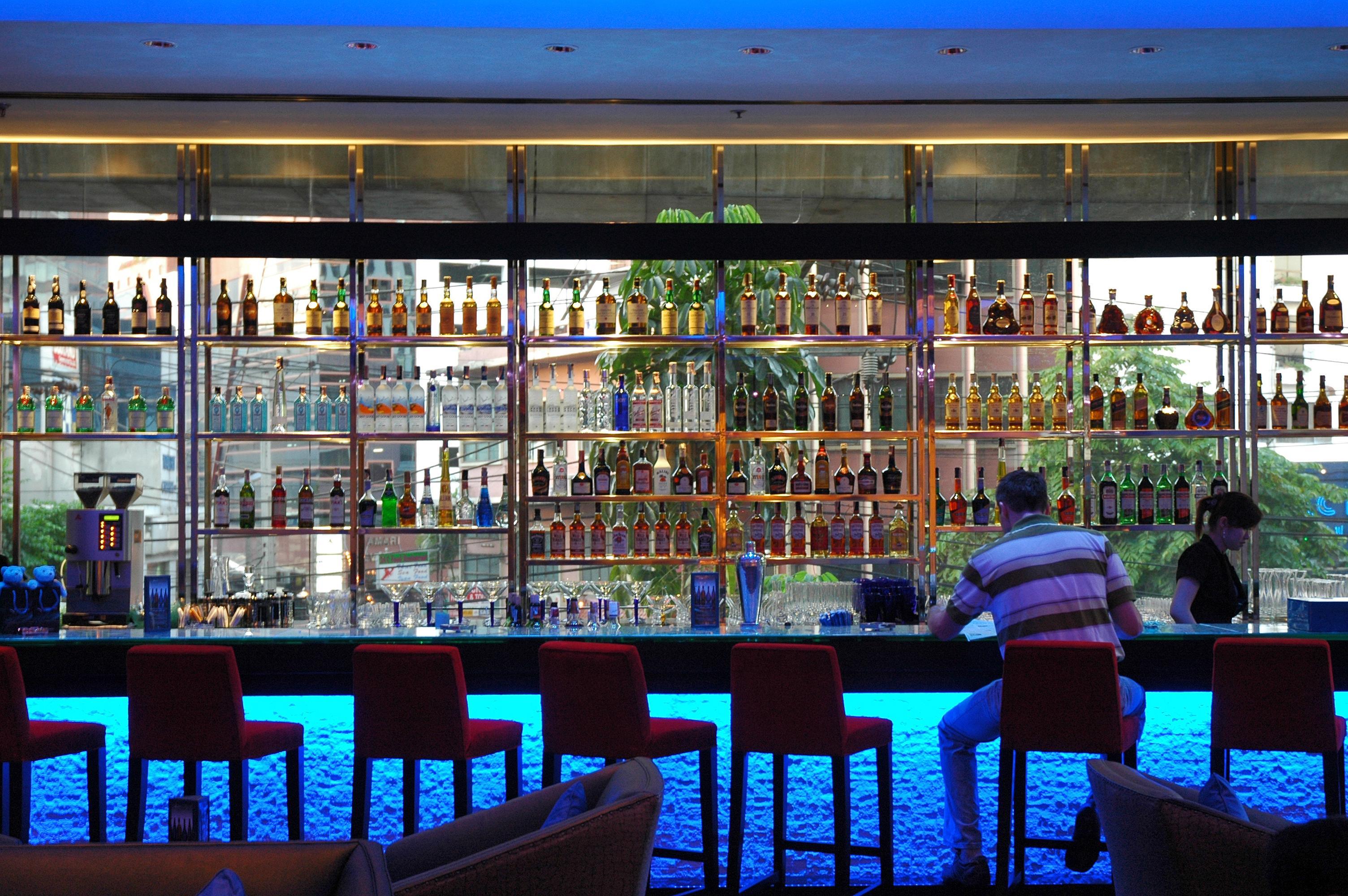 The Landmark Bangkok Luaran gambar A bar at the Conrad Hong Kong