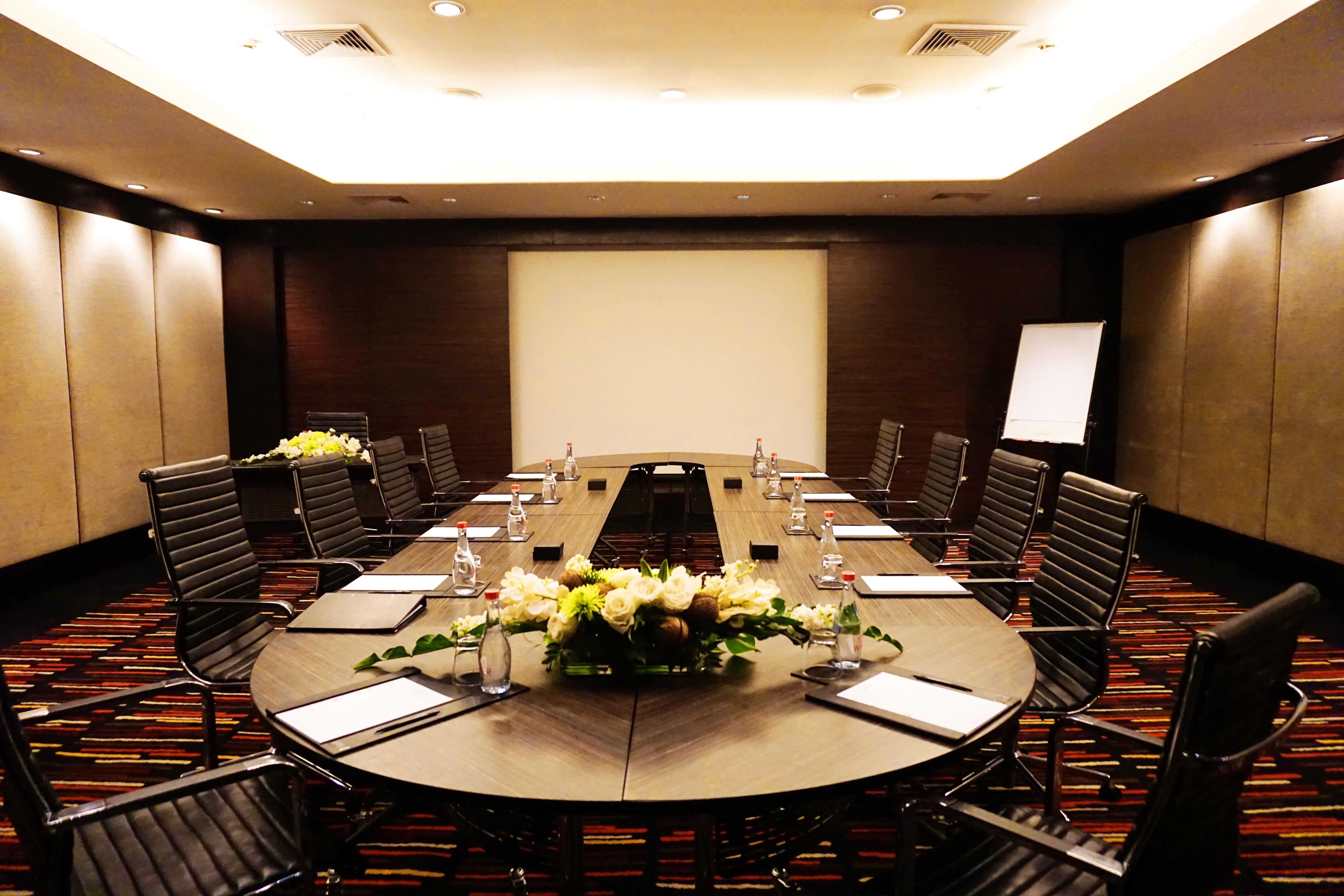 The Landmark Bangkok Luaran gambar A meeting room at a hotel