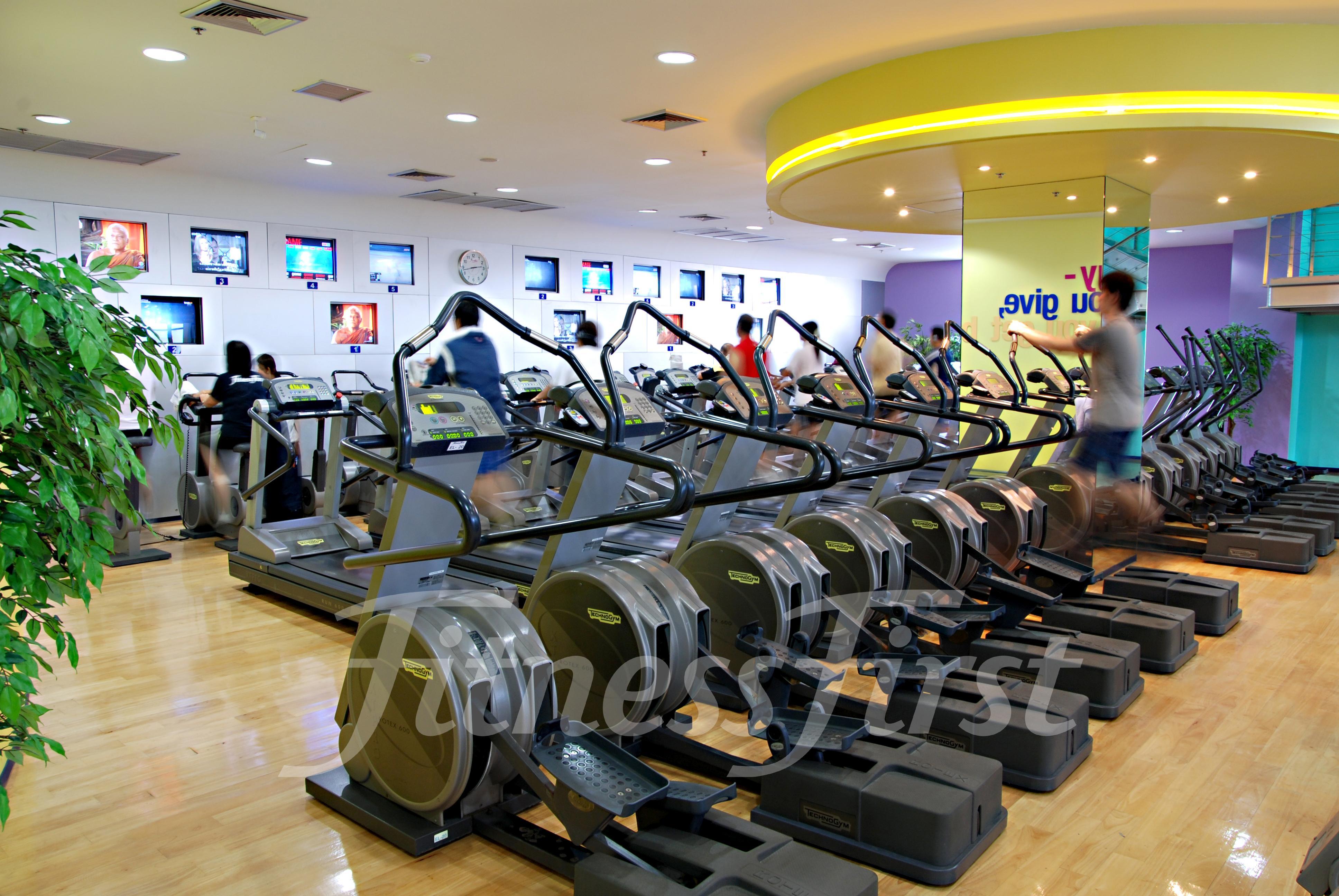 The Landmark Bangkok Luaran gambar A row of elliptical cross trainers