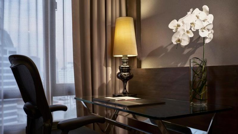 The Landmark Bangkok Bilik gambar A table lamp