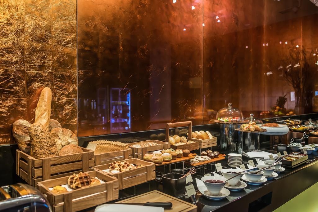 The Landmark Bangkok Luaran gambar The buffet at the restaurant